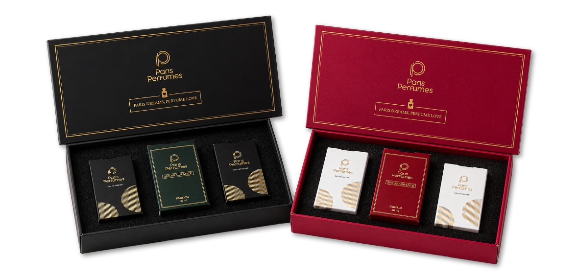Două cutii cadou Paris Perfumes deschise, una neagră și una bordo, fiecare cu trei flacoane